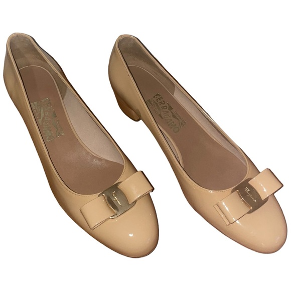 SALVATORE FERRAGAMO Vara Pump Low
Heel Bow Napak Nude Amaretti Size 9.5 C New - Picture 3 of 16